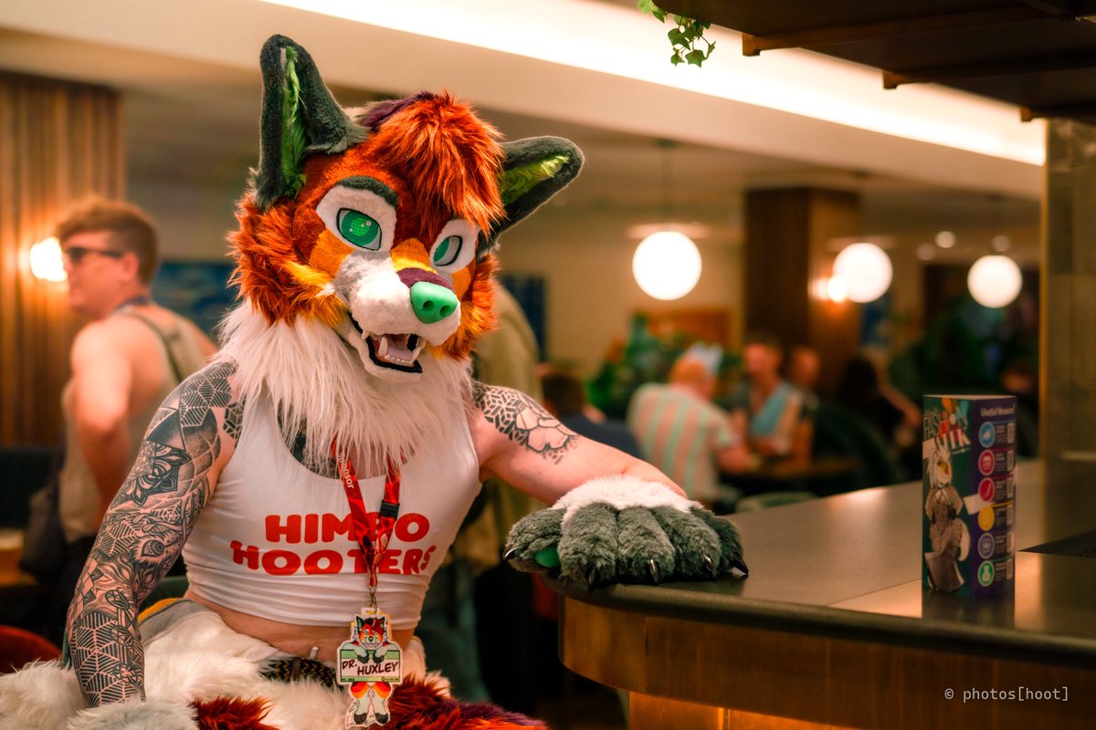 He’s giving you this look across the bar 😏 

What’s your next move?

📸 hoot