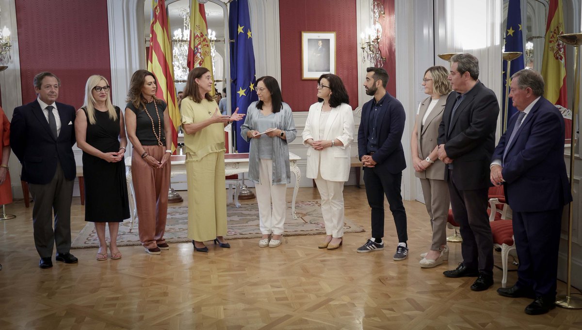 Corts Valencianes (@cortsval) on Twitter photo 📸📑 La presidenta de les Corts, <a href="/LlanosMasso/">Llanos Massó</a> , altres membres de la Mesa i representants dels diferents grups parlamentaris, han rebut la Memòria de 2024 del Consell Jurídic Consultiu
📚 De mans de la seua presidenta, Margarita Soler
<a href="/CJCCV/">C. Jurídic Consultiu</a>
<a href="/cortsval/">Corts Valencianes</a> 📸📑 La presidenta de les Corts, <a href="/LlanosMasso/">Llanos Massó</a> , altres membres de la Mesa i representants dels diferents grups parlamentaris, han rebut la Memòria de 2024 del Consell Jurídic Consultiu
📚 De mans de la seua presidenta, Margarita Soler
<a href="/CJCCV/">C. Jurídic Consultiu</a>
<a href="/cortsval/">Corts Valencianes</a>