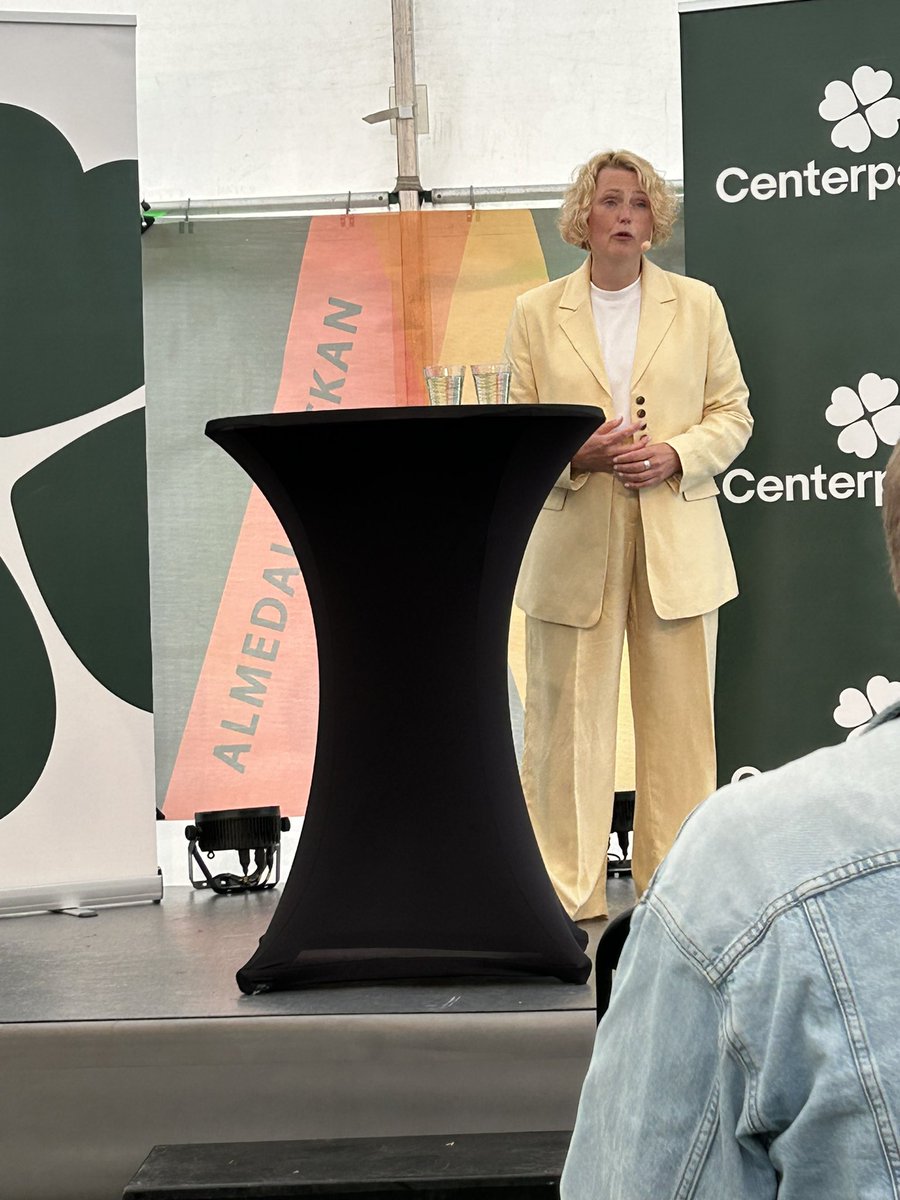 Ytterligare en debutant i Almedalen idag. Centerpartiets partiledare Anna-Karin Hatt gjorde premiär som talare på Almedalens scen.