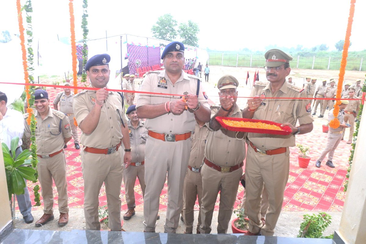 bstvlive's tweet image. 🚨बरेली : डंपिंग यार्ड का SSP अनुराग आर्य ने किया उद्घाटन🚨

🚓 थानों में खड़े लावारिस वाहनों का यार्ड में होगा निस्तारण
🚗 सीज, लावारिस वाहनों को डंपिंग यार्ड में खड़ा किया जाएगा
📍 इज्जत नगर थाना क्षेत्र के पीलीभीत रोड पर है डंपिंग यार्ड

#Bareilly #DumpingYard #SSPAnuragArya