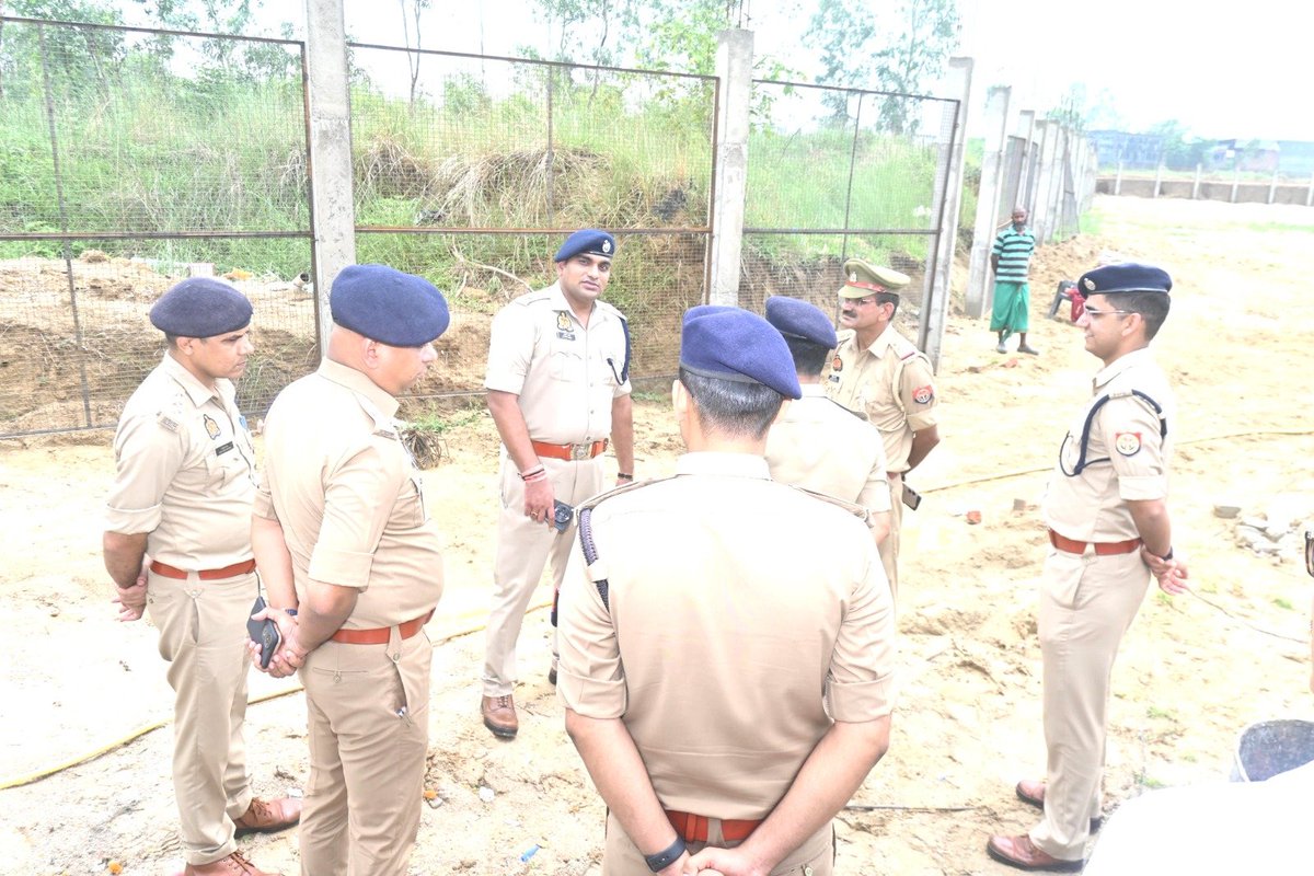 bstvlive's tweet image. 🚨बरेली : डंपिंग यार्ड का SSP अनुराग आर्य ने किया उद्घाटन🚨

🚓 थानों में खड़े लावारिस वाहनों का यार्ड में होगा निस्तारण
🚗 सीज, लावारिस वाहनों को डंपिंग यार्ड में खड़ा किया जाएगा
📍 इज्जत नगर थाना क्षेत्र के पीलीभीत रोड पर है डंपिंग यार्ड

#Bareilly #DumpingYard #SSPAnuragArya