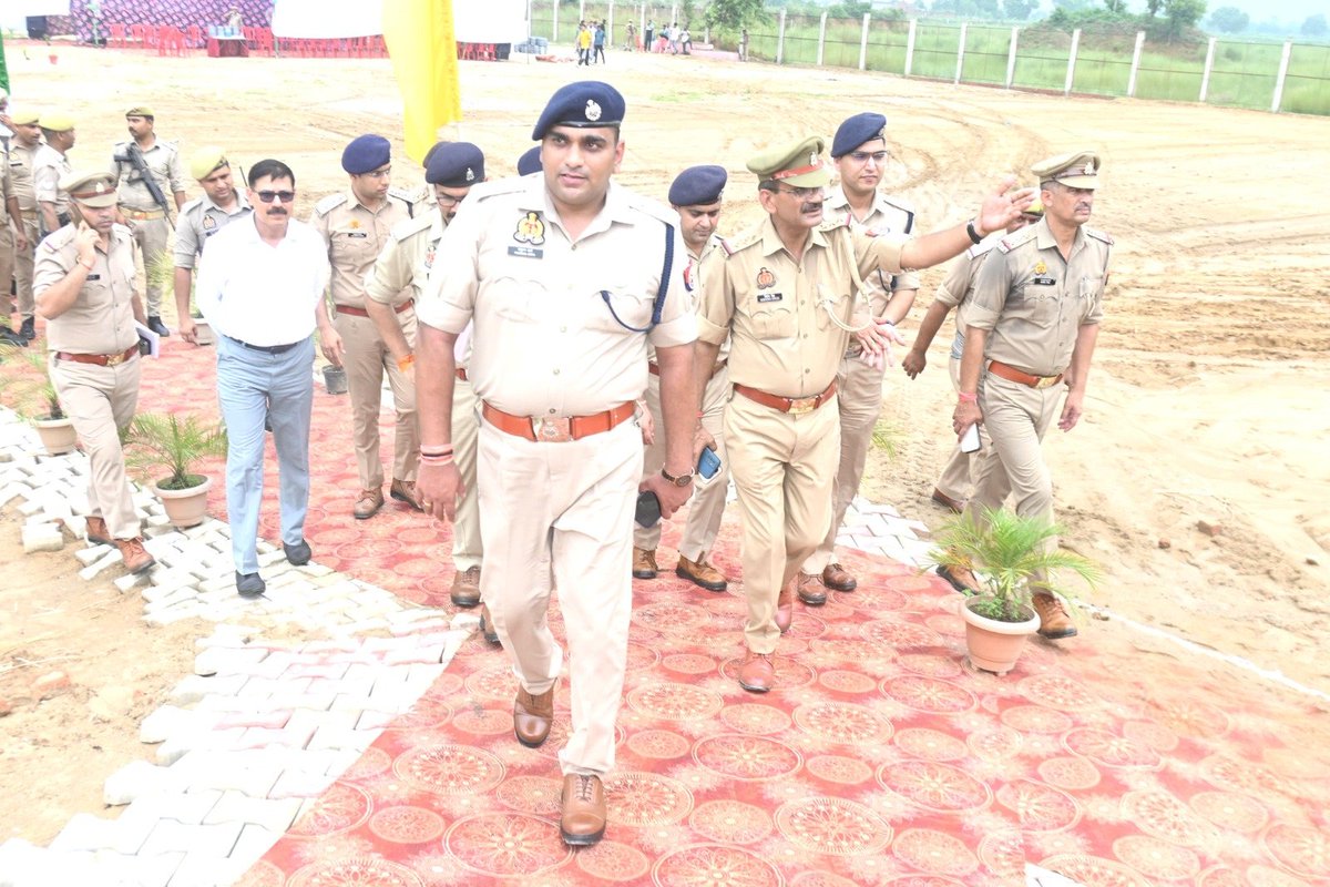 bstvlive's tweet image. 🚨बरेली : डंपिंग यार्ड का SSP अनुराग आर्य ने किया उद्घाटन🚨

🚓 थानों में खड़े लावारिस वाहनों का यार्ड में होगा निस्तारण
🚗 सीज, लावारिस वाहनों को डंपिंग यार्ड में खड़ा किया जाएगा
📍 इज्जत नगर थाना क्षेत्र के पीलीभीत रोड पर है डंपिंग यार्ड

#Bareilly #DumpingYard #SSPAnuragArya