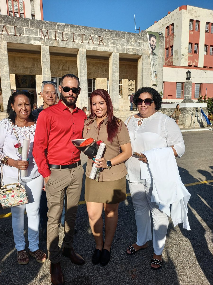Detrás de cada graduado hay un héroe silencioso: esa familia que nunca soltó su mano, que fue su sostén en cada tropiezo y su alegría en cada triunfo. 💫 Hoy celebramos no solo el fin de una etapa, sino el amor y la fuerza de esos lazos que hacen posible cada sueño.
#Cuba