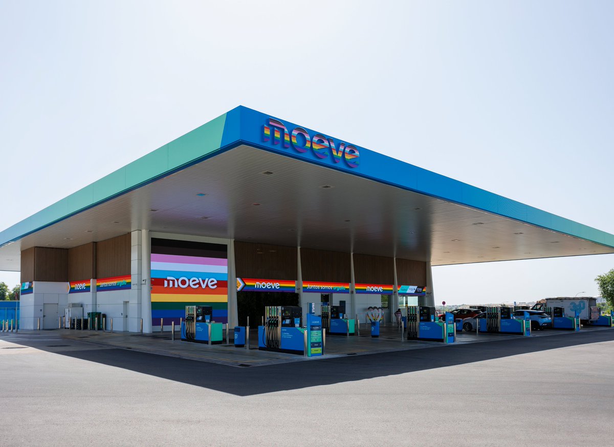 🌈 JUNTOS y con ORGULLO: es nuestra manera de avanzar hacia el #futuro.  

Nos sumamos al #Orgullo LGTBI+ vistiendo nuestras estaciones de servicio y participamos en #MADO2025.  #JuntosEsteFuturoTieneFuturo.