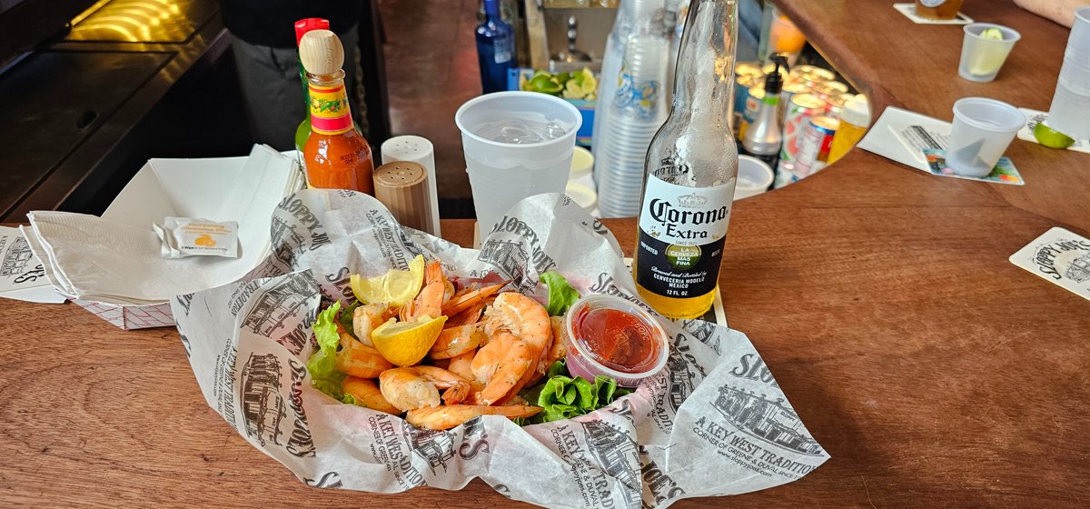 FlaKeysResorts's tweet image. This right here? This is what perfection looks like in the Keys.

Peel and eat shrimp at Sloppy Joe&apos;s. Corona sweating on the table. Hot sauce standing by.

Nothing fancy. Nothing complicated. Just the essentials done right.

There&apos;s a rhythm to eating shrimp this way - peel,…
