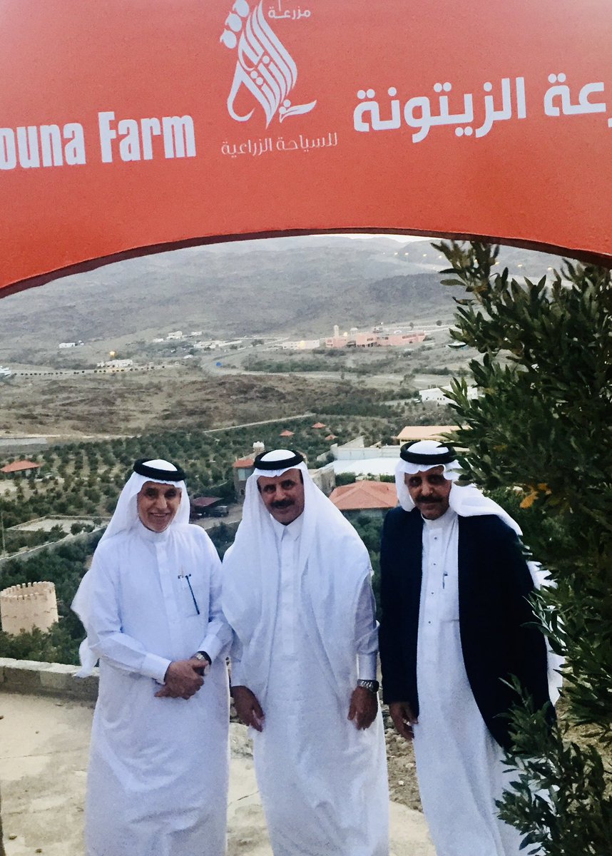 jomanalkarat's tweet photo. فراق الأصدقاء يُلهب أوجاعنا

هكذا هو الموت… يأتي ليزيد من أوجاعنا، ويترك جرحًا بليغًا في أرواحنا، وقد جاء اليوم ليختار أخي وصديقي النبيل، المهندس سراج بن أحمد الغامدي.
لن أتحدث عنه كمسؤول مخلص، تولّى مهامًا بلدية متعددة بنجاح، كان آخرها رئاسته لبلدية النماص، حيث ترك بصمة بيضاء، استحق معها أن يحتفي به أهلها في حفل يليق بمقامه.
ولم تنقطع صلتي به؛ ظللنا على تواصل، أزوره في منزله العامر بـرغدان، وأستعيد معه ذكريات الطفولة والشباب.
سأتحدث عنه كأخٍ وصديق جمعتني به صداقة تمتد لعشرات السنين، منذ المرحلة الابتدائية حتى الجامعة وما بعدها.
كان نبيلاً، وفيًّا، ذكيًّا، اجتماعيًّا، يتصف بخلقٍ رفيع، وكرمٍ فطري، لا تفي هذه السطور حقه.
كنت أسبقه بعام دراسي، لكننا كنا لا نفترق؛ ندرس معًا، نسافر معًا، وفي الجامعة تشاركنا السكن، والفرح، والحزن، بل وتقاسمنا “كسرة الخبز”، والمحفظة، بل والجيب الواحد، ولم نعرف بيننا ورقة حساب.
اتصلتُ به ذات يوم وهو في جدة، يصارع المرض بنُبل وثبات، وقال لي بصوته المتعب المملوء بالأمل إنه سيقضي الإجازة في الباحة… ف��رحت كثيرًا.
كان حريصًا على لقاء أصدقائه، والوصول إليهم في منازلهم، وهي خصلة أخلاقية نادرة.
رافقته في بعض زياراته، ولمست احترام الجميع وتقديرهم له.
لكن اليوم، الأربعاء، نودّعه دون أن نراه…
فقد أمضى أيامه الأخيرة في العناية المركزة بمدينة جدة، وكان الوداع الأخير.
بقلوب مؤمنة بقضاء الله وقدره، فقدنا اليوم أحد رجالات الوطن المخلصين، وأعزّ الأصدقاء، وأوفى الرفاق.
رحمك الله يا أبا أحمد، وغفر لك، وجعل قبرك روضةً من رياض الجنة، وجزاك عنّا كل خير.
أتقدم بخالص العزاء والمواساة إلى أبنائه الكرام: الأستاذ أحمد، وعبدالله، والدكتور محمد، وإلى كافة أسرتهم الكريمة.
��سأل الله أن يربط على قلوبهم، وأن يرزقهم الصبر والسلوان، وأن يجعل الفقيد في عليين

أخوك / جمعان
