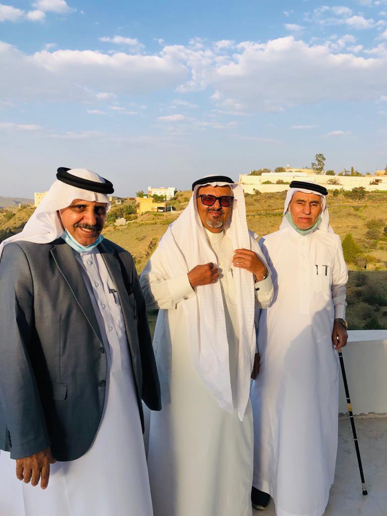 jomanalkarat's tweet photo. فراق الأصدقاء يُلهب أوجاعنا

هكذا هو الموت… يأتي ليزيد من أوجاعنا، ويترك جرحًا بليغًا في أرواحنا، وقد جاء اليوم ليختار أخي وصديقي النبيل، المهندس سراج بن أحمد الغامدي.
لن أتحدث عنه كمسؤول مخلص، تولّى مهامًا بلدية متعددة بنجاح، كان آخرها رئاسته لبلدية النماص، حيث ترك بصمة بيضاء، استحق معها أن يحتفي به أهلها في حفل يليق بمقامه.
ولم تنقطع صلتي به؛ ظللنا على تواصل، أزوره في منزله العامر بـرغدان، وأستعيد معه ذكريات الطفولة والشباب.
سأتحدث عنه كأخٍ وصديق جمعتني به صداقة تمتد لعشرات السنين، منذ المرحلة الابتدائية حتى الجامعة وما بعدها.
كان نبيلاً، وفيًّا، ذكيًّا، اجتماعيًّا، يتصف بخلقٍ رفيع، وكرمٍ فطري، لا تفي هذه السطور حقه.
كنت أسبقه بعام دراسي، لكننا كنا لا نفترق؛ ندرس معًا، نسافر معًا، وفي الجامعة تشاركنا السكن، والفرح، والحزن، بل وتقاسمنا “كسرة الخبز”، والمحفظة، بل والجيب الواحد، ولم نعرف بيننا ورقة حساب.
اتصلتُ به ذات يوم وهو في جدة، يصارع المرض بنُبل وثبات، وقال لي بصوته المتعب المملوء بالأمل إنه سيقضي الإجازة في الباحة… ف��رحت كثيرًا.
كان حريصًا على لقاء أصدقائه، والوصول إليهم في منازلهم، وهي خصلة أخلاقية نادرة.
رافقته في بعض زياراته، ولمست احترام الجميع وتقديرهم له.
لكن اليوم، الأربعاء، نودّعه دون أن نراه…
فقد أمضى أيامه الأخيرة في العناية المركزة بمدينة جدة، وكان الوداع الأخير.
بقلوب مؤمنة بقضاء الله وقدره، فقدنا اليوم أحد رجالات الوطن المخلصين، وأعزّ الأصدقاء، وأوفى الرفاق.
رحمك الله يا أبا أحمد، وغفر لك، وجعل قبرك روضةً من رياض الجنة، وجزاك عنّا كل خير.
أتقدم بخالص العزاء والمواساة إلى أبنائه الكرام: الأستاذ أحمد، وعبدالله، والدكتور محمد، وإلى كافة أسرتهم الكريمة.
��سأل الله أن يربط على قلوبهم، وأن يرزقهم الصبر والسلوان، وأن يجعل الفقيد في عليين

أخوك / جمعان