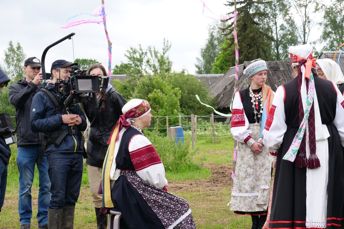 BogataTimar's tweet image. Some pics from the Finno-Ugric Film Festival's 48h workshop.
This weekend produced 5 brand new Finno-Ugric short films, inlcuding the first in Viru dialect, and the first 3D Seto-language film.
My heart is full of gratitude towards the crews and the locals for letting them in. 💕