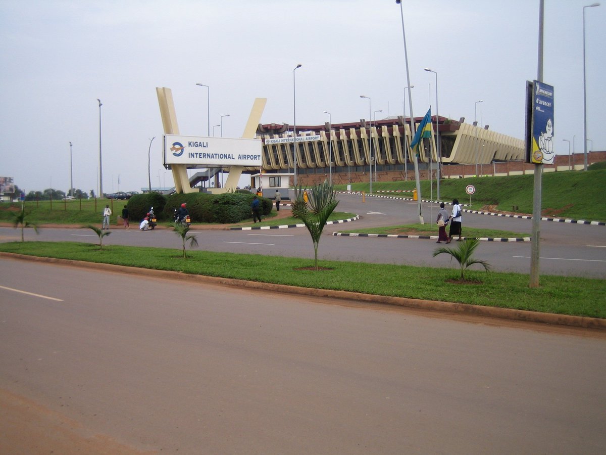 JeannotMukun's tweet photo. Faux! Il n'y a eu ni atterrissage à l'aéroport international de Grégoire Kayibanda, ni la présence d'un blu à Kigali ces dix derniers jours. 

A affirmé une source aéroportuaire de Kigali  tôt ce matin au téléphone de #JeannotMukunayi . 

Suivez-nous pour ne rien rater. https://t.co/j7G2Pl8zv7