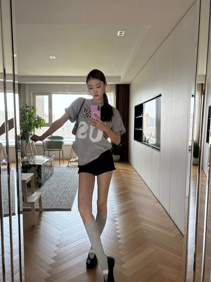 April_alll's tweet photo. 好热啊 #outf https://t.co/GkVZIygvL9