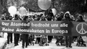 Em 1982 em Bona, na altura a capital alemã, milhares protestavam contra a NATO e armas atómicas na Alemanha.

O pacifismo viria a estragos brutais com a Alemanha e a Europa a desmilitarizar-se. 

O Kumbaya de ontem ( Scholz esteve nesta manifestação no Hofgarten) resultaria muito