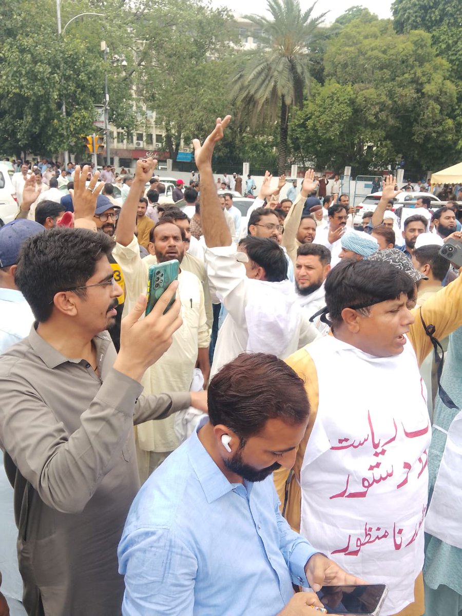 ayyaz_hussain's tweet photo. یہ بات سچ ہے تمہیں ظلم میں مہارت ہے
یہ بات بھی تو حقیقت ہے میں نہیں ڈرتا

سلام ہے ان تمام ملازمین کو جو اس سخت موسم میں اپنے حقوق کی جنگ لڑ رہے ہیں ان شاءاللہ منزل قریب ہے فتح ہماری ہوگی گھروں میں رہ جانے والےکامیابی کے لیے دعا کریں سوشل میڈیا پر بھرپور حصہ لیں
#EqualPayForPunjab https://t.co/1huYNBIDSd
