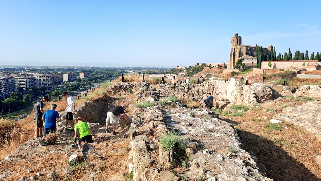 museunoguera's tweet photo. DIA 1 #CotaZero2025
⛏️ Iniciem una nova edició del taller d'arqueologia COTA ZERO, al #CastellFormos, amb la participació d'una quinzena de persones: joves entre 12 i 17 anys, estudiants que fan les pràctiques del Batxillerat Internacional o adults aficionats a l'arqueologia. https://t.co/ilg6Is3W9n