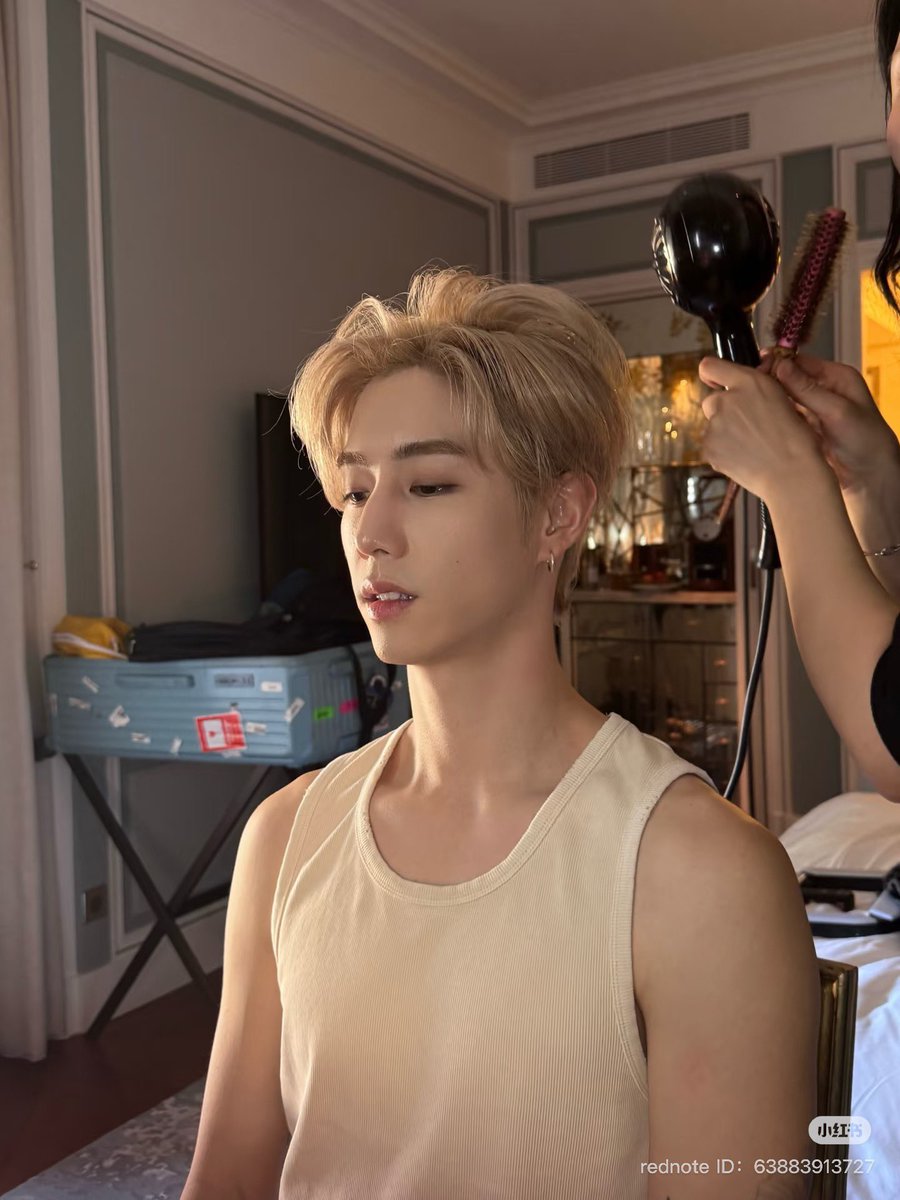 chomp_pp's tweet photo. เป็นคนใจแคบหรอคะ ทำไมหล่อไม่แบ่งใครเลย😭😭

#MarkTuanxYSLSS26 @YSL 
#MarkTuan @marktuan https://t.co/4qzznAPGAZ