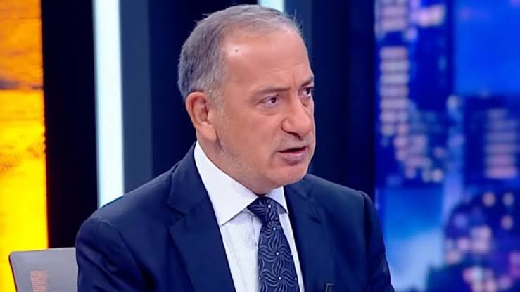 ZamHaberAjans's tweet photo. Fatih Altaylı: "Cezaevi kantininde haftalık alışveriş limiti 3.500 TL; bu da aylık 14.000 TL yapıyor, yani emekli maaşı kadar.

Burada kira, elektrik, su yok; yemek de 3 öğün ücretsiz.

Buna rağmen 14 bin TL yetmiyor. Emeklinin durumunu siz hayal edin." https://t.co/0QQmd6wKcC