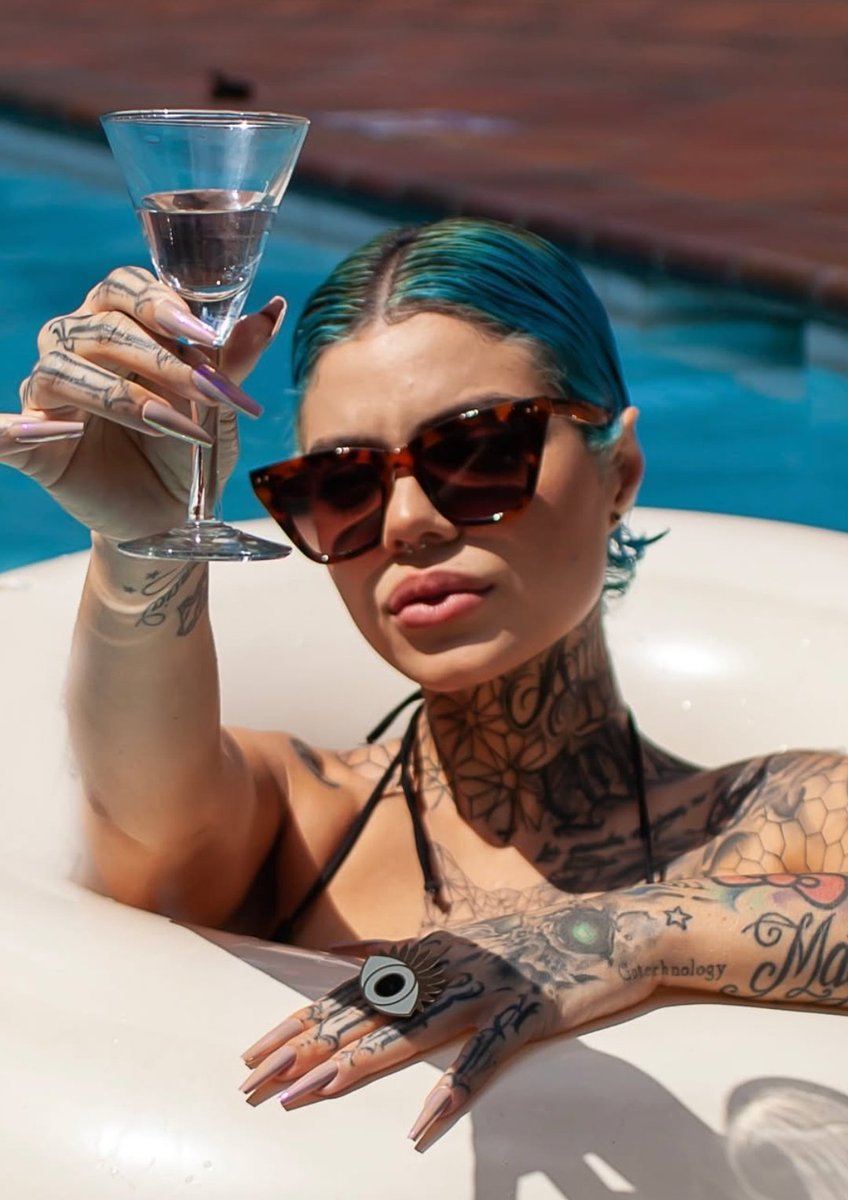 Lauravc190's tweet photo. Salud! Melissa tiene a todo el mundo pendiente de ella, haters, tiktokers y montón de gente jajajajajaja 

#PandillaGate https://t.co/l32KbEXJC0