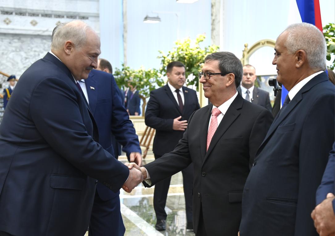 BrunoRguezP's tweet photo. Participamos en conversaciones oficiales entre presidentes Alexánder Lukashenko y @DiazCanelB

Chequeamos estado de vinculos bilaterales. Se destacó voluntad #Cuba de reimpulsar históricas relaciones amistad con #Belarús, principalmente en áreas económico-comercial y cooperación https://t.co/akWiiNnhv2