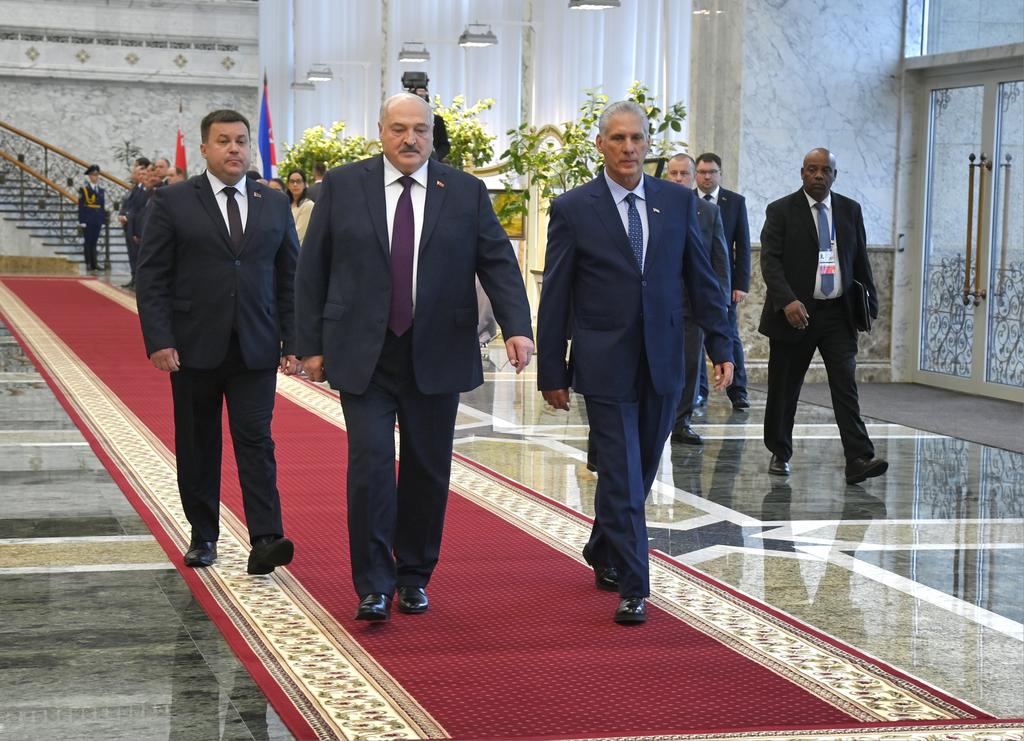 BrunoRguezP's tweet photo. Participamos en conversaciones oficiales entre presidentes Alexánder Lukashenko y @DiazCanelB

Chequeamos estado de vinculos bilaterales. Se destacó voluntad #Cuba de reimpulsar históricas relaciones amistad con #Belarús, principalmente en áreas económico-comercial y cooperación https://t.co/akWiiNnhv2