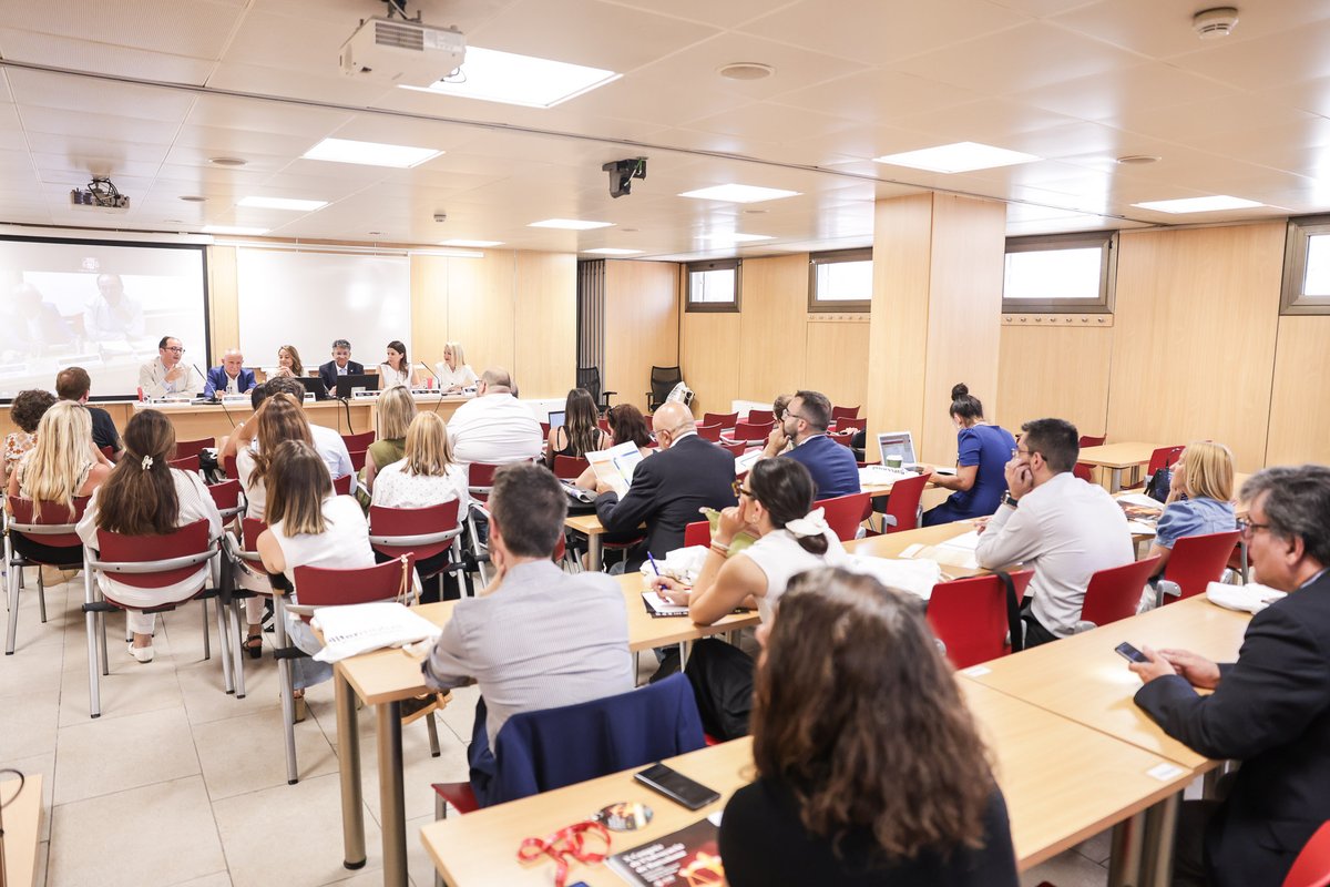 ICABarcelona's tweet photo. 1️⃣ Parlem del Consumidor, entitats financeres i aerolínies davant l'obligatorietat dels MASC en la LO 1/25" amb Jai Nanwani, pres. Secció Dret Aeronàutic; @vipedaudi; @HelenPinovera1; Elisabet Valencia, advocada; Julià Guimera, de @consumcat, i @Sylvie56417153. https://t.co/QSWJA48xiF