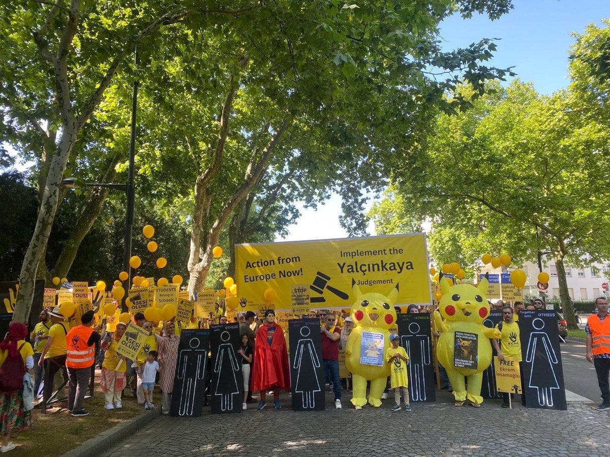 #StrazburgAdaletBuluşması 

Adalet talebimizi ve beklentimizi bir kez daha dile getirmek; haksızlığa, hukuksuzluğa, ötekileştirmeye DUR demek için Konseyin önündeyiz. 

İstediğimiz tüm kişi ve kurumların yasal görevlerini hukuka, vicdana, ahlaka uygun yapmaları…

Adalet