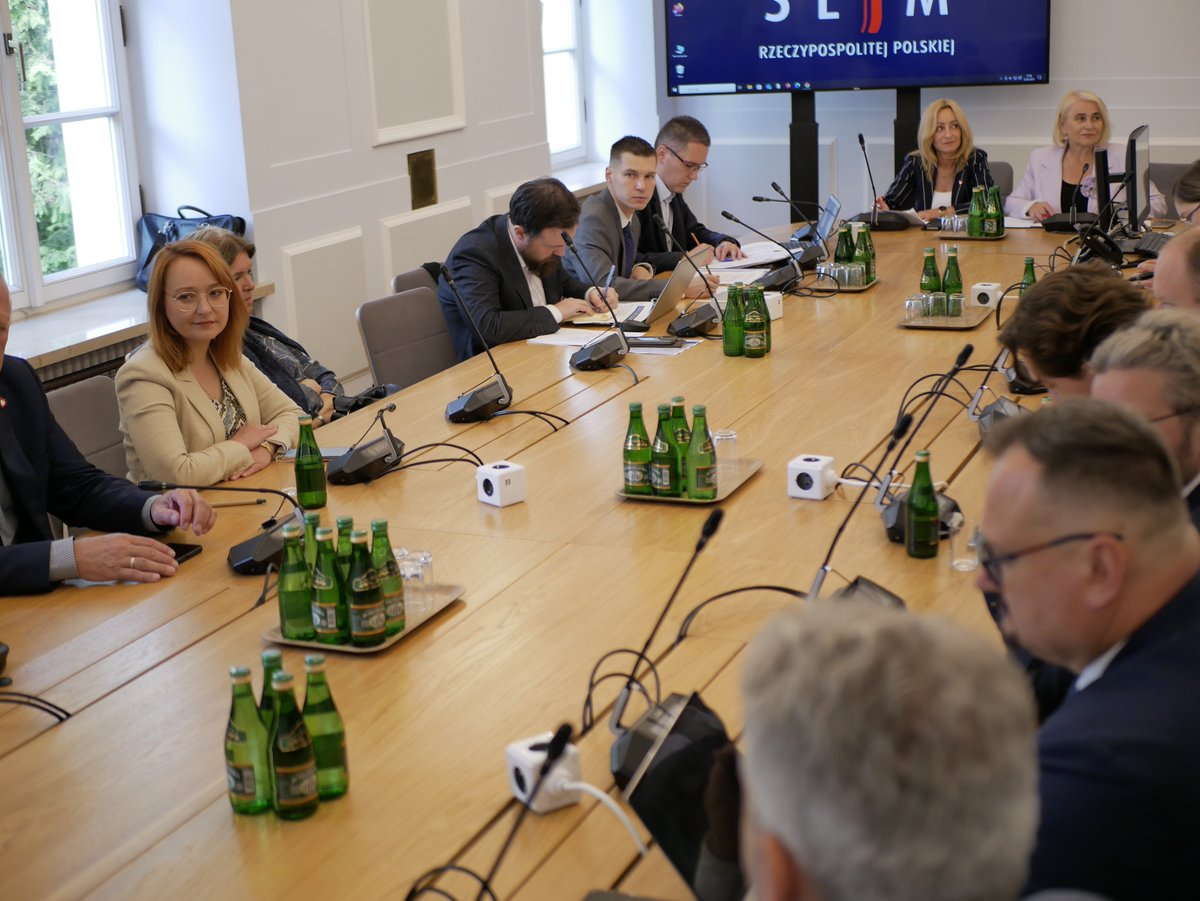 🚄 #DolnyŚląsk jedzie naprzód! 💪

💛🖤 Dzisiaj w #Sejm odbyło się posiedzenie Zespołu Dolnośląskiego, które było poświęcone rozwojowi kolei. Mamy dobre informacje! 💚⬇️

📈 Nasz region czeka wielka modernizacja. W fazie projektowania jest usprawnienie połączenia Wrocław-Legnica.