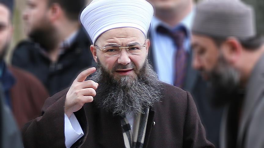 Fatih Altaylı:

“Cübbeli beni en son aradığında, kızına alacağı saat için yardım istemişti.

Bahsettiği saat, İsviçre’nin en lüks markalarından, pırlanta süslemeli bir modeldi. Değeri yaklaşık çeyrek milyon dolar.

Muhtemelen saati alamayınca bana kızdı.”