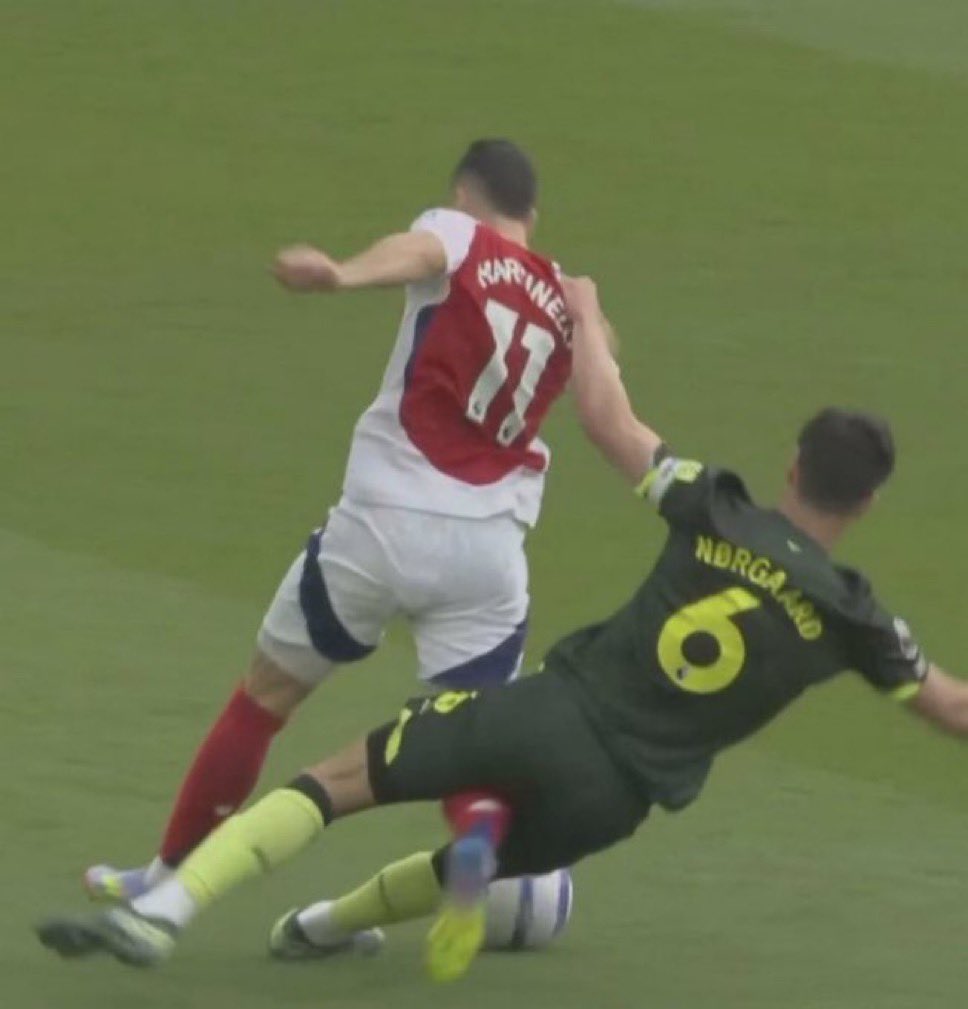 Gabriel Martinelli on Norgaard’s tackle: “If my foot was on the floor, he could have broke my leg! For me, it was a red [card].” 🤬