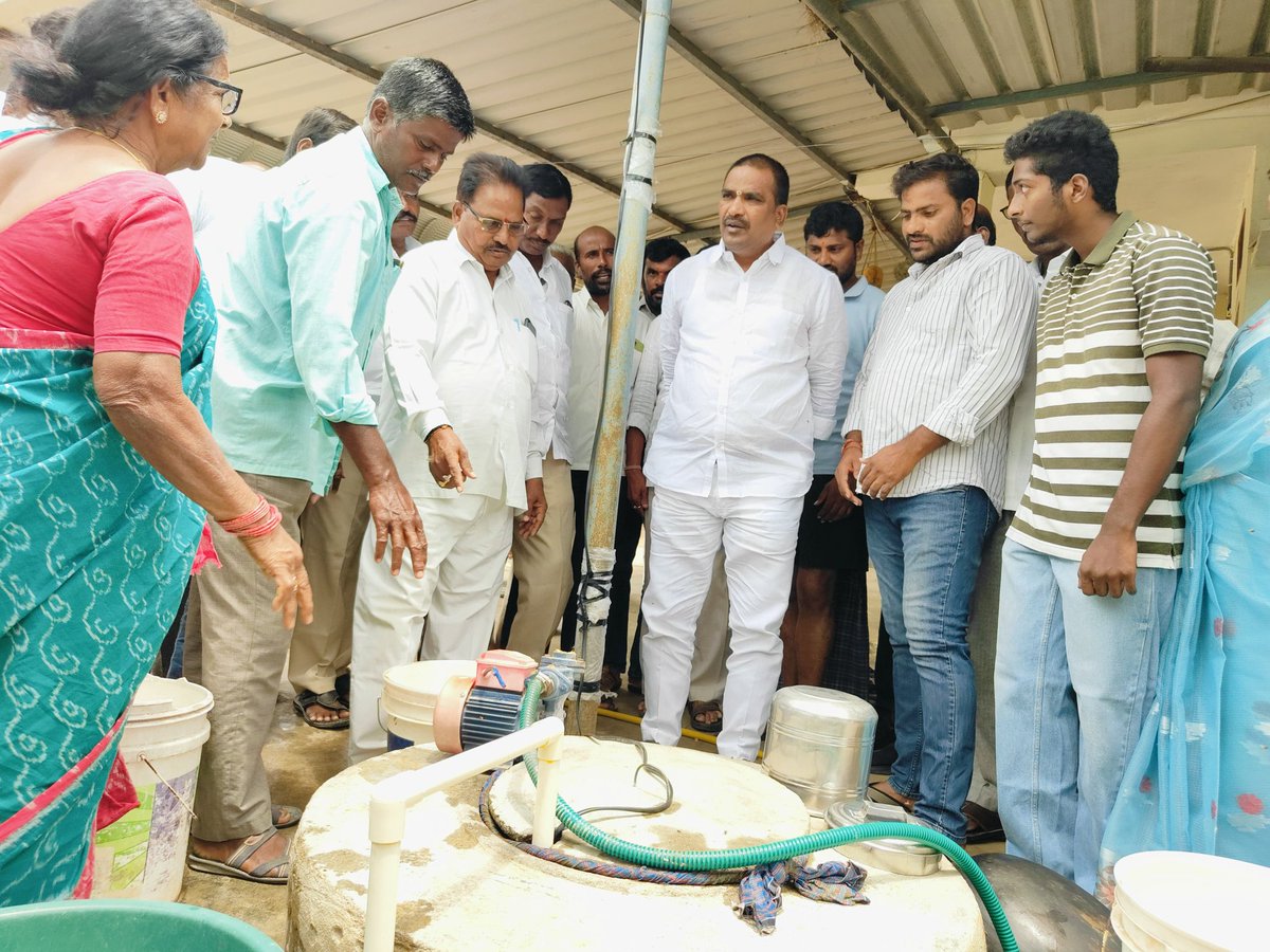 ఆత్మకూరు మండలం తుక్కపురం పోసానికుంట గ్రామంలో మాజీ మదర్ డైరీ డైరెక్టర్, సీనియర్ కాంగ్రెస్ పార్టీ నాయకుడు,సామ సుధాకర్ రెడ్డి గారు విద్యుత్ షాక్ తో మృతి చెందగా తెలంగాణ రాష్ట్ర ప్రభుత్వ విప్,ఆలేరు ఎమ్మెల్యే శ్రీ బీర్ల అయిలయ్య గారు బుధవారం రోజు తన కుటుంబాన్ని పరామర్శించారు.విద్యుత్