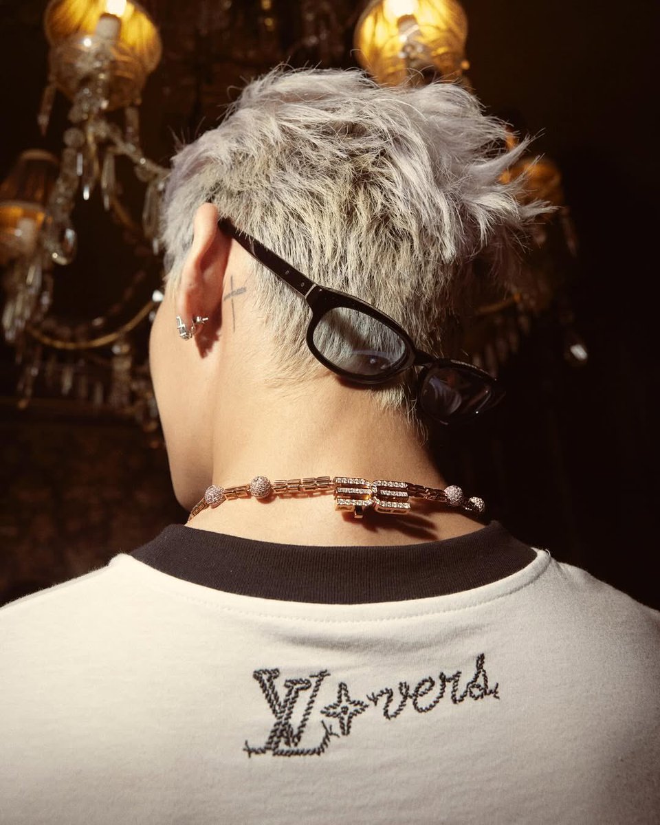 bben1a's tweet photo. น้องแบมลุคนี้คือที่ ทรงผม แว่น หล่อยันกกหูยันท้ายทอย 😖

#BamBamxLVMenSS26
#BamBam #LVMenSS26 #LouisVuitton
@BamBam1A @LouisVuitton https://t.co/TeDYTBta7U