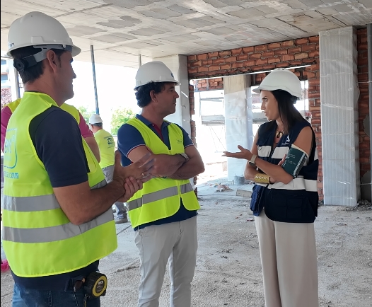 🚧 Visita a una obra para concienciar sobre el #EstrésTérmico y el inicio de la jornada intensiva de verano.

☀️ Medidas clave: pausas, hidratación, sombra y organización del trabajo para proteger a los trabajadores 

🔔 La prevención salva vidas y es responsabilidad de todos.