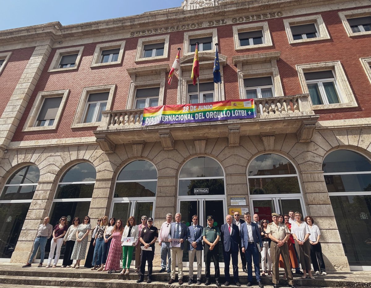 ⚫️ Minuto de silencio ante la Subdelegación del Gobierno por el asesinato por violencia de género de una mujer en #Madrid

El número de mujeres asesinadas por violencia de género asciende a 16 en 2025

#Palencia