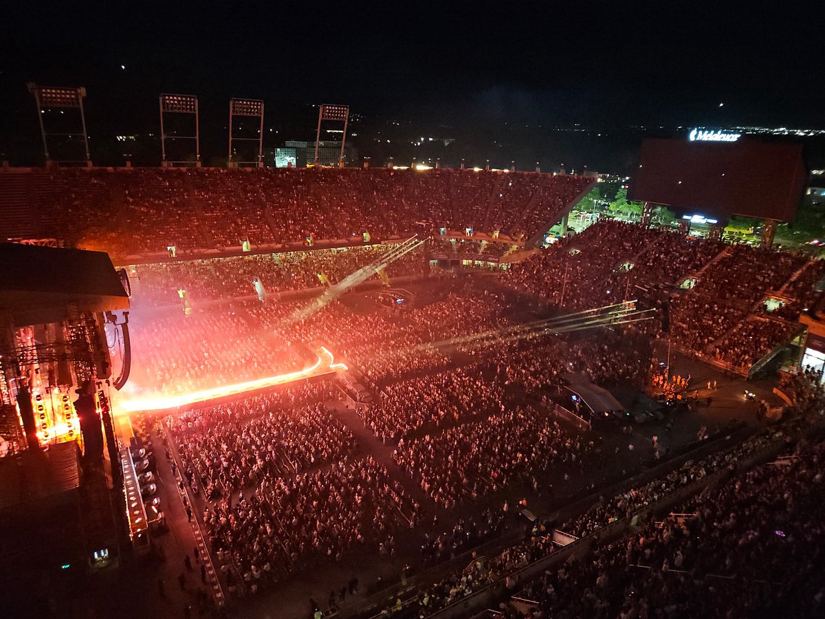 N_burk's tweet image. What a night on the Blue! 

1 amazing show. 
37,000 incredible fans. 
And of course, 42,773 total steps for the workday. 

Let’s do it again real soon Boise! 

#WhatsNext