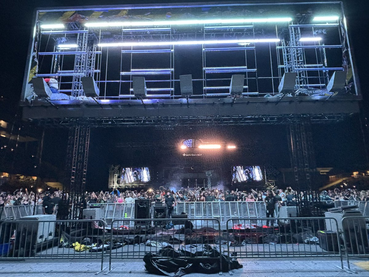 N_burk's tweet image. What a night on the Blue! 

1 amazing show. 
37,000 incredible fans. 
And of course, 42,773 total steps for the workday. 

Let’s do it again real soon Boise! 

#WhatsNext
