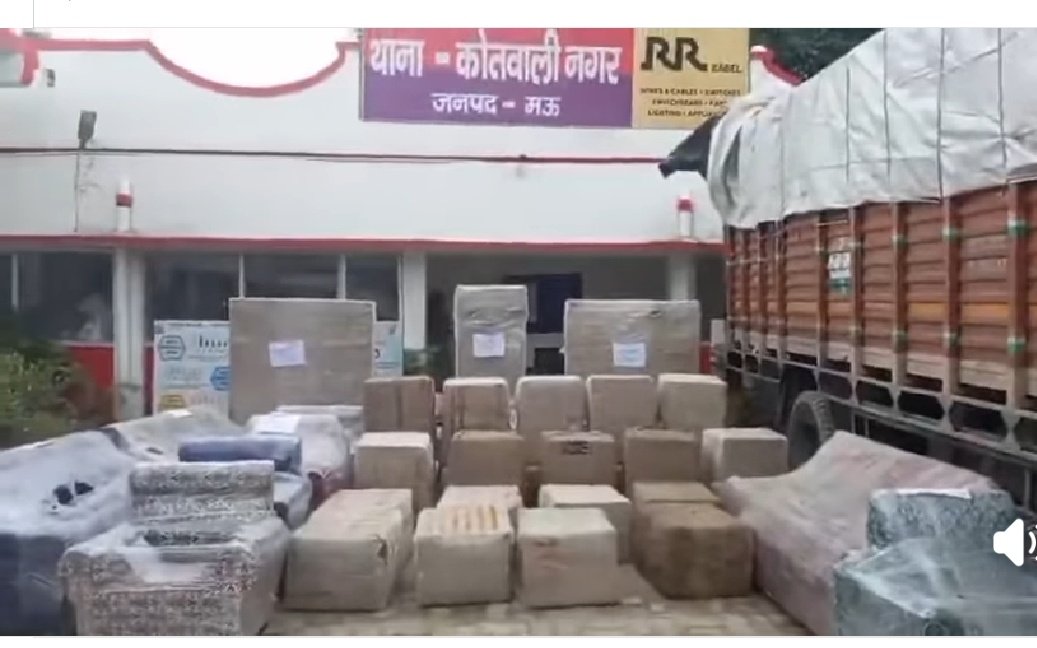 "ऑन ड्यूटी आर्मी" लिखे ट्रक से 3 करोड़ रुपए कीमत का गांजा पकड़ा गया है। हर पैकेट पर घरेलू सामान की पर्ची चिपकी थी, जिससे किसी को यही लगे कि आर्मी ऑफिसर का सामान जा रहा है। तस्कर जनार्दन पांडेय गिरफ्तार है। असम से ये गांजा लखनऊ आ रहा था। 
📍जिला मऊ, उत्तर प्रदेश