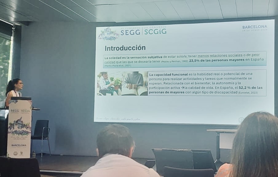 El 18/20 de Junio 2025 en el 65 CONGRESO de la <a href="/seggeriatria/">SEGG</a> y el 28 CONGRESO de la <a href="/SCGiG/">SCGiG</a>, el equipo investigador de <a href="/edadconsalud/">Edad con Salud</a> presentó las características del estudio y los resultados relativos al impacto de la salud y el bienestar psicosocial en la capacidad funcional.