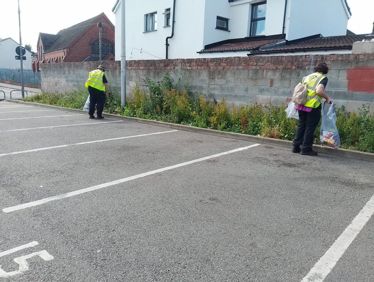 Litterwatch1's tweet photo. Today our volunteers rolled up their sleeves and got stuck in with a #litterpick around Rood End, Oldbury.

We’re so grateful for everything you do to help keep our neighbourhood a place we can all be proud of. 

#ThankYouVolunteers #LitterWatch #CommunitySpirit #RoodEnd #Oldbury https://t.co/ax1VtVW1kB