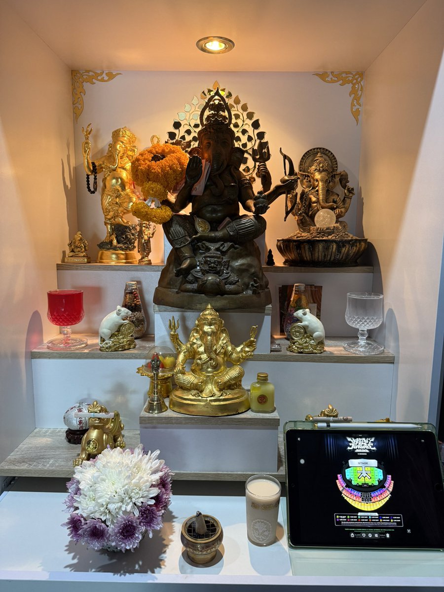 วันนี้ไหว้องค์พ่อที่บ้านเผื่อทุกคนด้วยค่ะ ขอให้ดรีมเส้นที่ไม่ใช้บอท กดได้โซนดี ๆ ได้โซนที่หวังกันทุกคนนะคะ 🩵🙏✨

#THEDREAMSHOW4_in_BKK
#NCTDREAM_THEDREAMSHOW4_BANGKOK