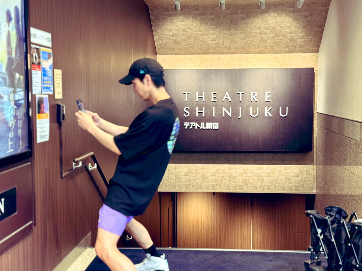 「莉の対」凱旋上映まで残り3日

先日、テアトル新宿さんにグッズをおいてきました。

1年ぶりにお会いしたスタッフさんが笑顔で迎えて下さり、ホームに帰ってきたような温かい気持ちになりました。(というか、ホームだと思っているのですが笑)

それにしても…