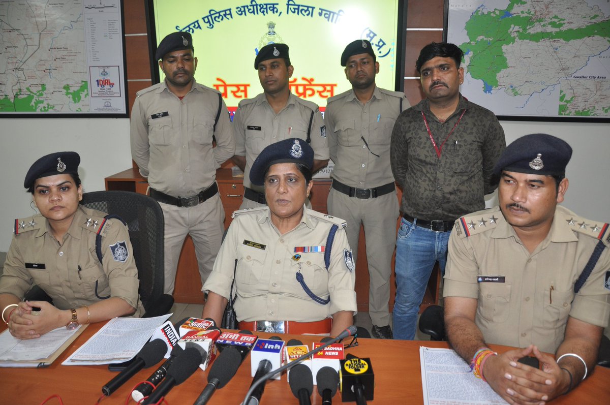 Gwalior_police's tweet photo. नाबालिग बालिका से दुष्कर्म कर ब्लैकमेल करके उससे लाखों रूपये के सोने चांदी के जेवर व रूपये ऐंठने वाले फरार आरोपी को थाना गोला का मन्दिर पुलिस ने किया गिरफ्तार।

जप्त माल:- सोने चांदी के जेबरात वजनी 49 तौला एवं 12 बोर बंदूक के 10 कारतूस कुल जप्त माल कीमती 50 लाख रुपए । https://t.co/29uJJcbmLx
