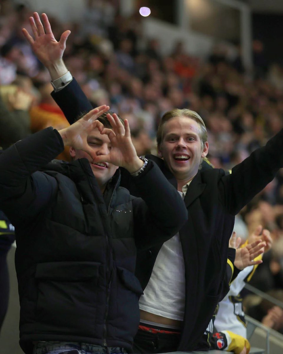 Stavanger Oilers (@stavangeroilers) on Twitter photo Student sesongkort + Studenttorsdag = Sant! 🖤💛
Kommende sesong håper vi å gjøre <a href="/DNB_Arena/">DNB Arena</a> til et hjem for alle studenter i regionen. Vi kjører på med rimelige student sesongkort og studenttorsdag med rabatter i både Oilersshoppen, bar og kiosk.
stavangeroilers.tmtickets.no/EDP/Season/Ind… Student sesongkort + Studenttorsdag = Sant! 🖤💛
Kommende sesong håper vi å gjøre <a href="/DNB_Arena/">DNB Arena</a> til et hjem for alle studenter i regionen. Vi kjører på med rimelige student sesongkort og studenttorsdag med rabatter i både Oilersshoppen, bar og kiosk.
stavangeroilers.tmtickets.no/EDP/Season/Ind…