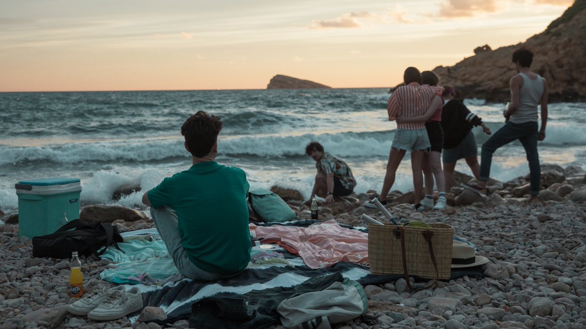 nepproducciones's tweet photo. Fotografías que gritan VERANO ☀️🌅
Fotos 1 y 2 Laia Lluch
#malainfluencia disponible en Netflix
Fotos de 3 a 6 de Andre Paduano
#ElCover disponible en @PrimeVideoES 

#playa #beach #verano #summer #cine #cinedeverano https://t.co/vIKdry1nSj