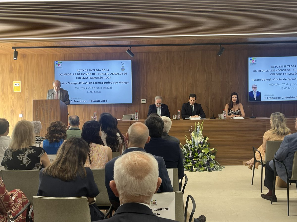 CACOF_'s tweet photo. Hoy recibe nuestra Medalla de Honor un #farmaceutico muy querido en la #farmacia malagueña y en la andaluza: Francisco Florido, presidente del @ICOFMA entre 2014 y 2023. Compañeros, nuestros Colegios, el Pte de @Farmaceuticos e instituciones y autoridades han querido acompañarle hoy