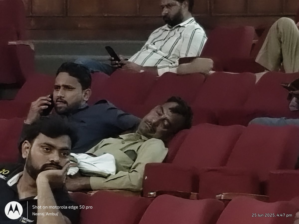 NeerajAmbuj's tweet photo. गजब...

परिवहन मंत्री हैं @dayashankar4bjp 

आज परिवहन निगम स्थापना दिवस है. 

मंत्री जी 2 बजे से इंतजार करवा रहे हैं. 

बेचारे सम्मानित होने वाले थककर सो गए हैं, लेकिन मंत्री जी अभी तक नहीं जागे हैं.

पुराना रिकॉर्ड है. विभाग के कार्यक्रम में नहीं आने का...

@myogiadityanath https://t.co/M7VSlmbxn6