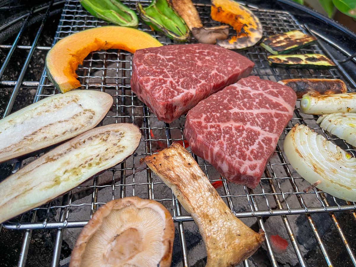 Haneru_Inaba's tweet photo. 先日友人カップルと千羽せんせとみんな(麻雀仲間)でお気に入りのカフェでBBQしました🥩
十勝スロウフードのお肉にみんな大喜び！
犬たちもおすそ分けもらって大興奮🫶

食べ切れるかな？て思ったけど余裕で食べきってしまった！

#牛とろ親善大使 https://t.co/Gs8cKMjBxg