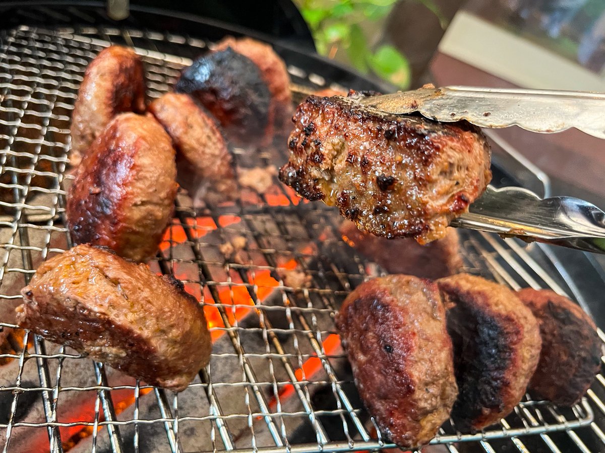 Haneru_Inaba's tweet photo. 先日友人カップルと千羽せんせとみんな(麻雀仲間)でお気に入りのカフェでBBQしました🥩
十勝スロウフードのお肉にみんな大喜び！
犬たちもおすそ分けもらって大興奮🫶

食べ切れるかな？て思ったけど余裕で食べきってしまった！

#牛とろ親善大使 https://t.co/Gs8cKMjBxg