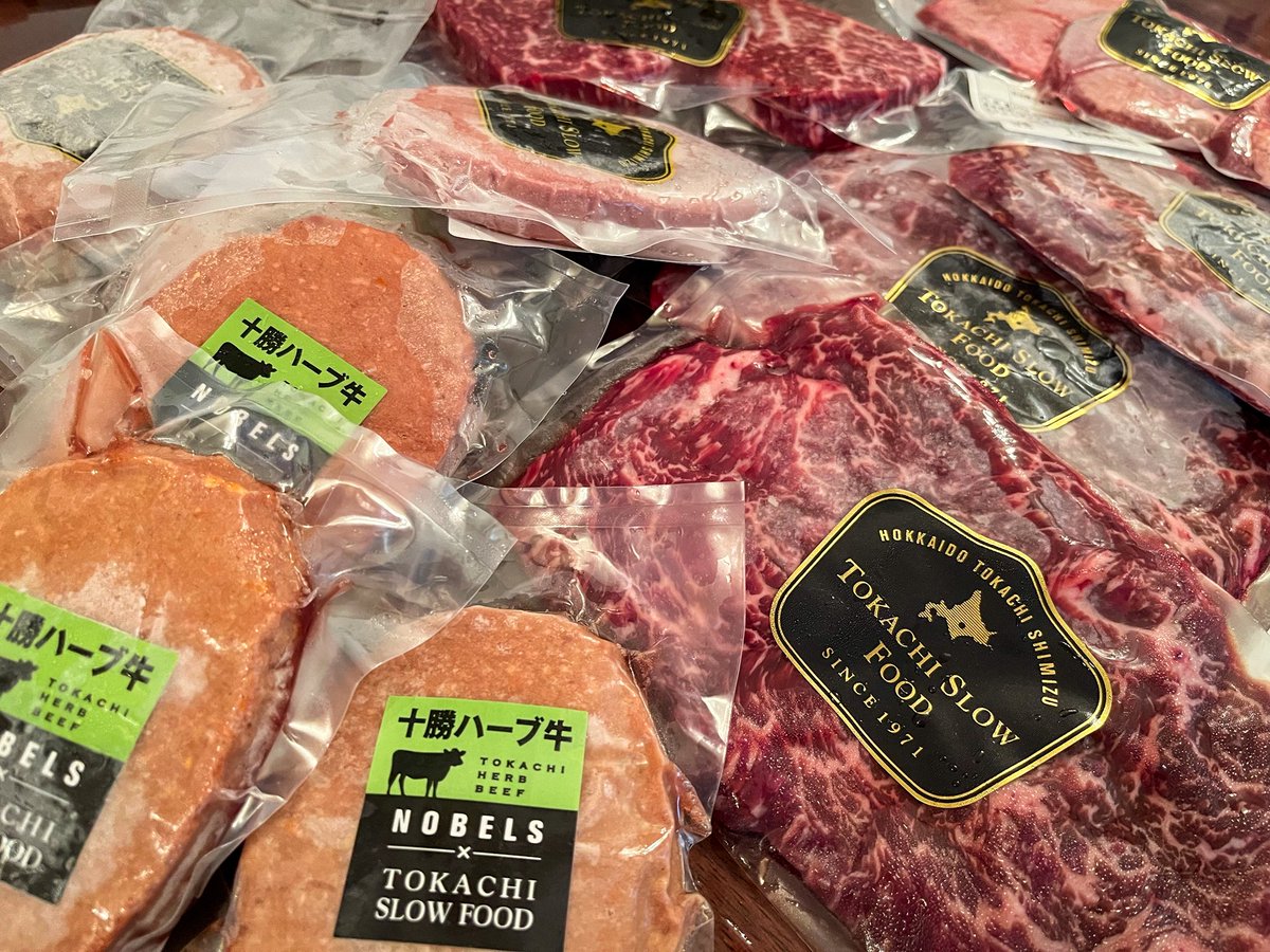 Haneru_Inaba's tweet photo. 先日友人カップルと千羽せんせとみんな(麻雀仲間)でお気に入りのカフェでBBQしました🥩
十勝スロウフードのお肉にみんな大喜び！
犬たちもおすそ分けもらって大興奮🫶

食べ切れるかな？て思ったけど余裕で食べきってしまった！

#牛とろ親善大使 https://t.co/Gs8cKMjBxg