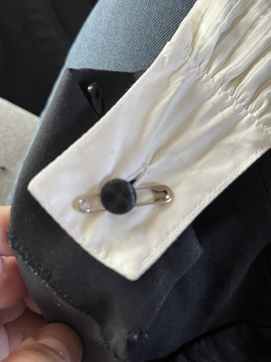 💡 petite astuce pour les confrères et autres professionnels du Droit dont le rabat se décroche parfois de leur robe 🧷😉