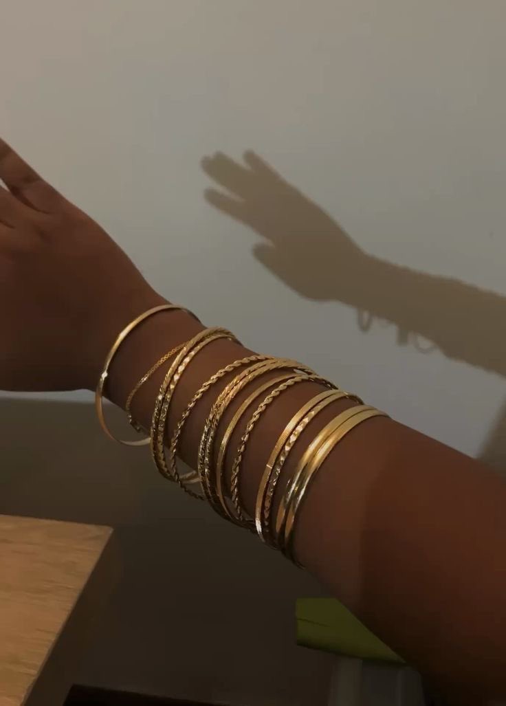 pYSLrada's tweet photo. gold bracelet https://t.co/2mAXF5rLIi