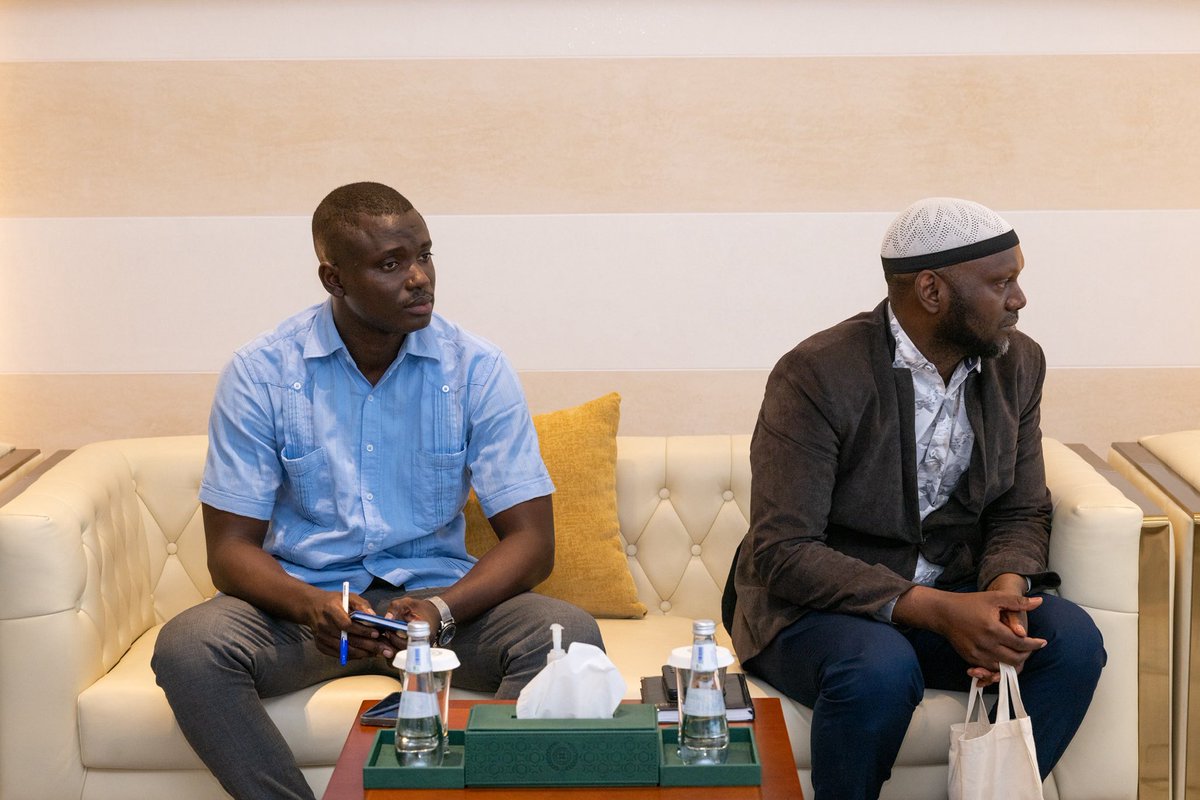 استقبل معالي الأمين العام، رئيس هيئة علماء المسلمين، فضيلة الشيخ د.#محمد_العيسى <a href="/MhmdAlissa/">Mohammed Al-Issa محمد العيسى</a>، في مكتبه، سعادةَ سفير جمهورية غينيا بيساو لدى المملكة العربية السعودية، السيد دينو سيدي.
وجرى خلالَ اللقاء استعراضُ عددٍ من الموضوعات ذات الاهتمام المشترك.