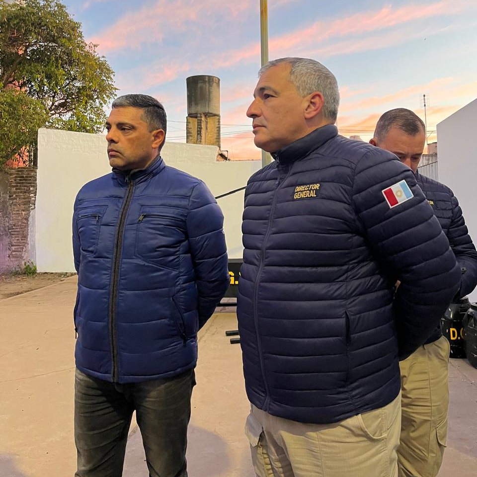 🚨 AHORA | Se despliegan allanamientos en Bº Coop. Villa Los Paraísos y zonas aledañas, a raíz de hechos de violencia urbana, robos con armas de fuego y ataques a choferes de apps de transporte, cometidos en la zona sur de la ciudad.

👮‍♂️ Participa personal de la Dir. Gral. de